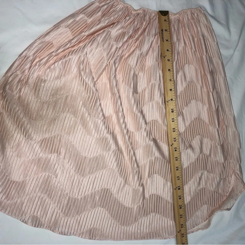 Vintage Half Slip Size M Made in USA Blush Peach Pink Crinkle Texture - Picture 8 of 8